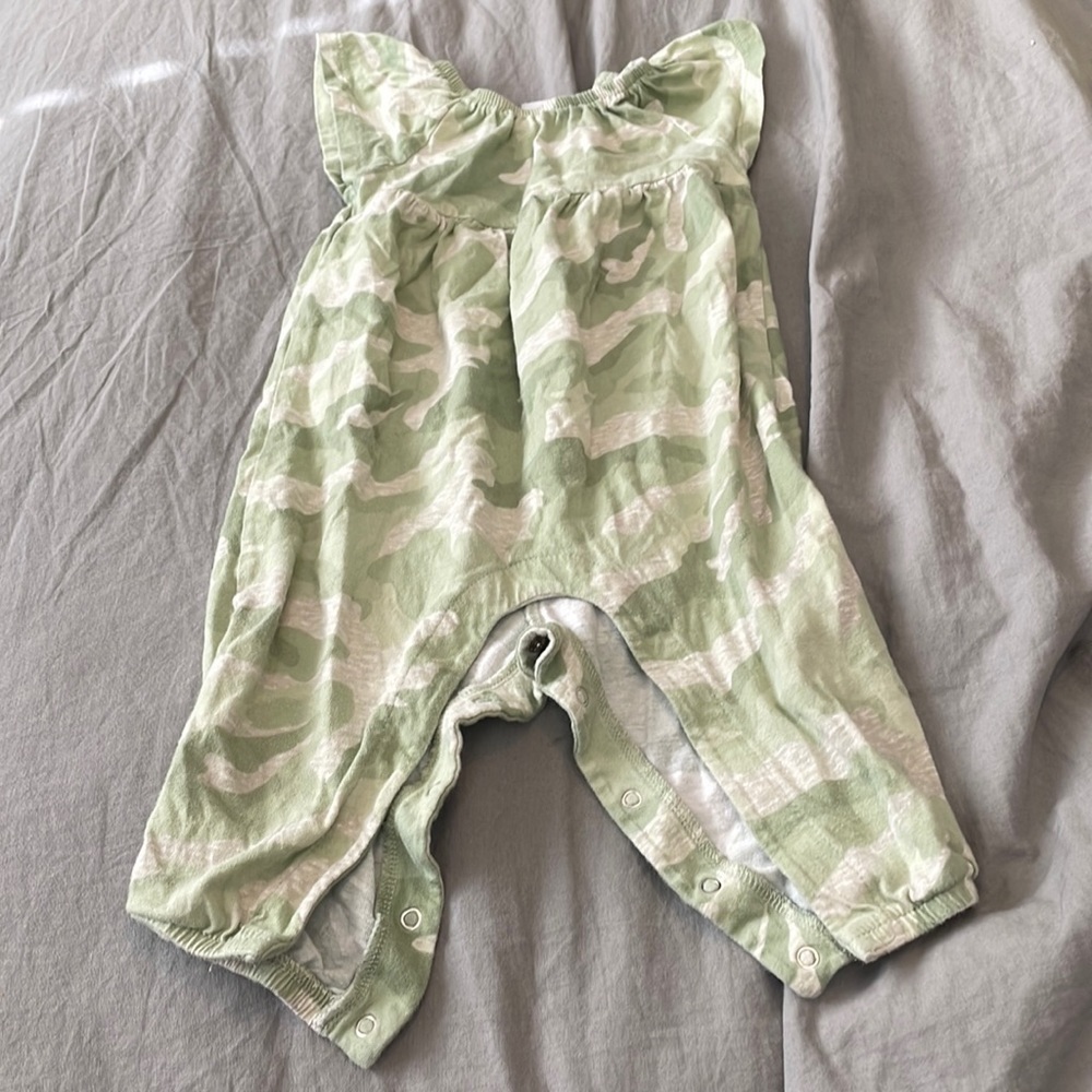Old Navy Girl Camo Romper Jumpsuit 12-18 months​​​​​​​​​​​